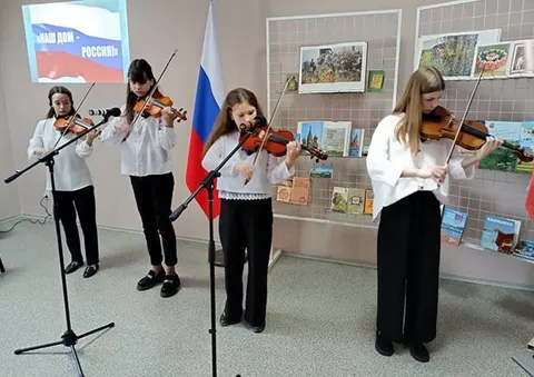 Ансамбль скрипачей у стендов выставки