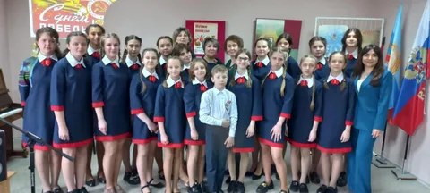 Хор музыкальной школы в форменных платьях
