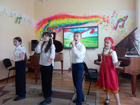 Юные вокалисты, одна из них — в русском сарафане