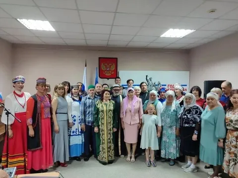 Общая фотография участников в национальных костюмах