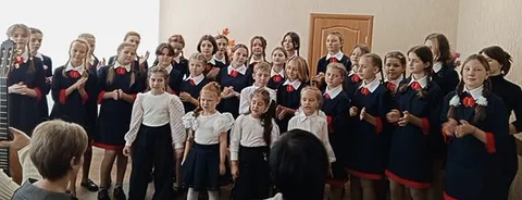 Хор музыкальной школы поёт перед зрителями