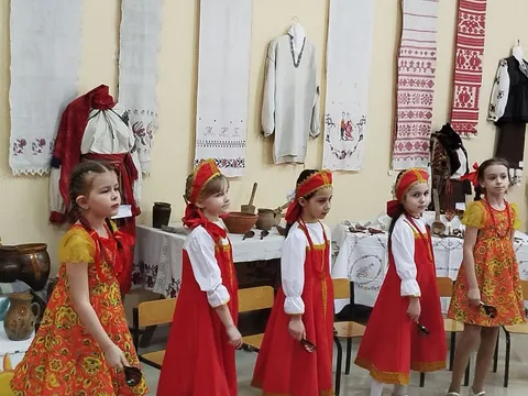 Ансамбль девочек в красных сарафанах