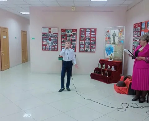 Мальчик у микрофона и ведущая