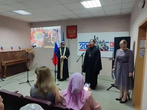 Гости встречи выступают с приветственным словом