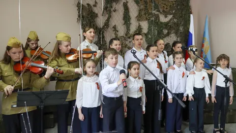 Младший хор с георгиевскими лентами и скрипачи в гимнастёрках