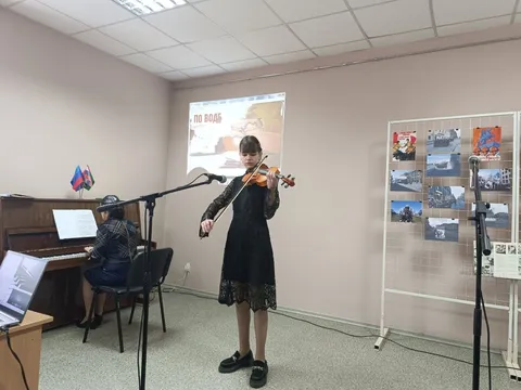 Скрипачка выступает под аккомпанемент пианино