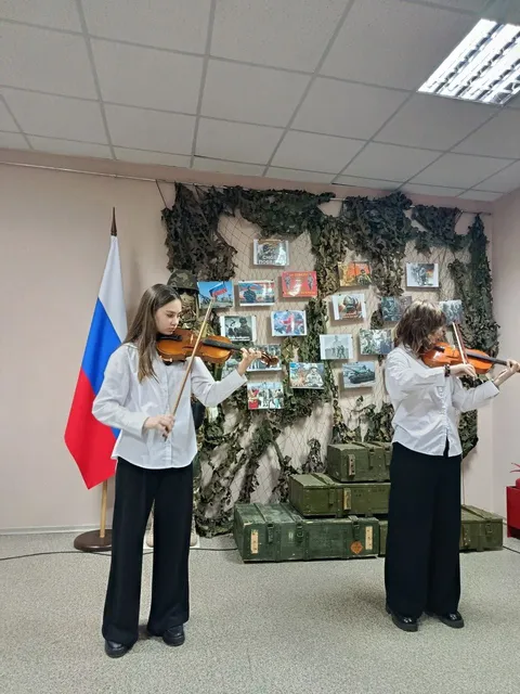 Две скрипачки у экспозиции