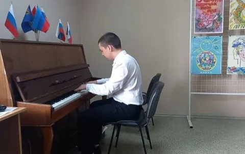 Юноша играет на пианино