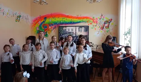 Хор и скрипачка
