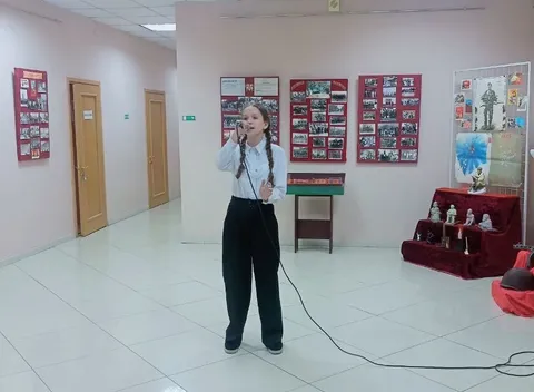 Юноша поёт в зале выставки