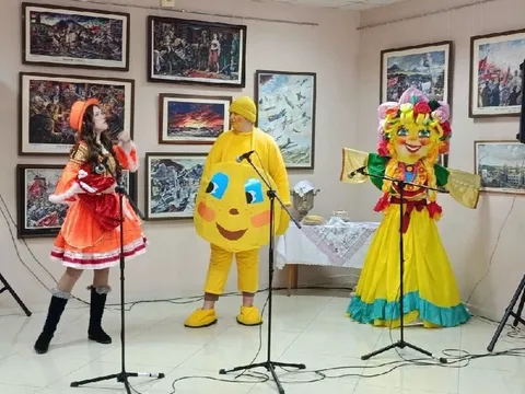 Масленица, Колобок и чучело в холле музея