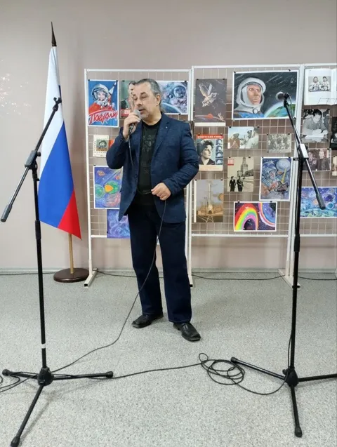 Гость поёт у микрофона