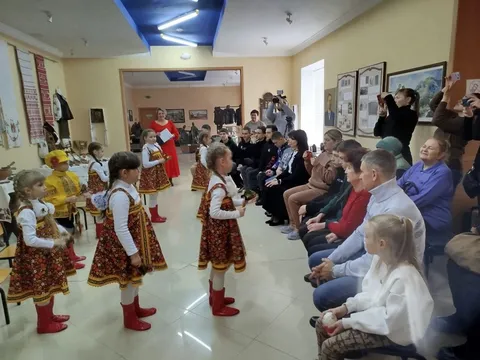 Малыши в народных костюмах танцуют перед зрителями