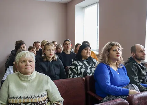 Зрители в зале музея
