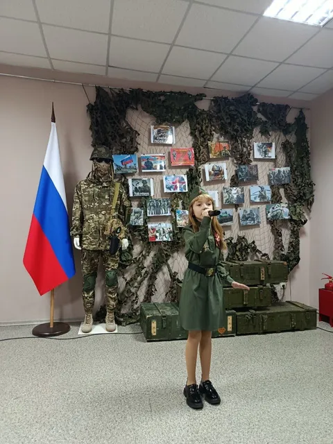 Девочка в гимнастёрке у микрофона