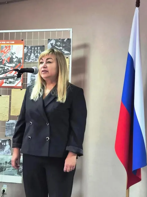 Гостья выступает у микрофона