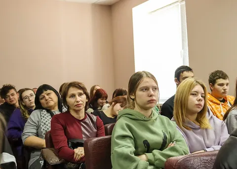 Зрители в зале музея