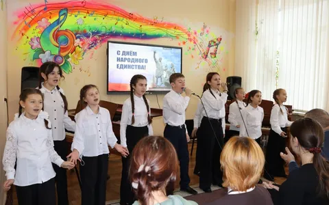 Хор поёт перед зрителями