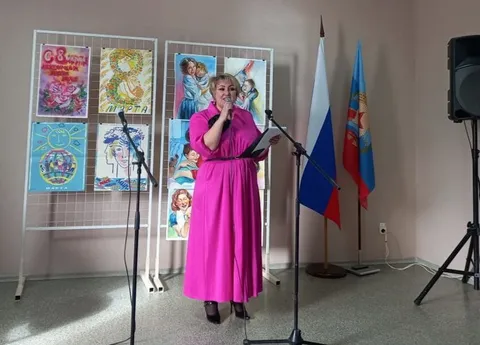 Исполнительница в розовом платье у микрофона