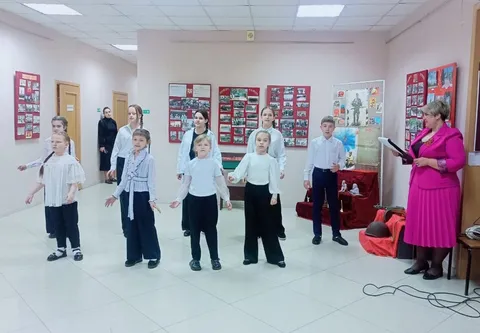 Дети танцуют перед стендами выставки