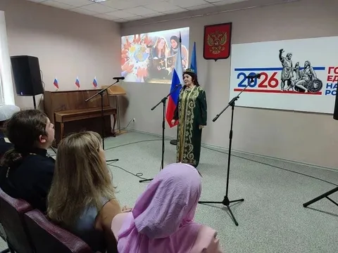 Солистка в национальном костюме у микрофона