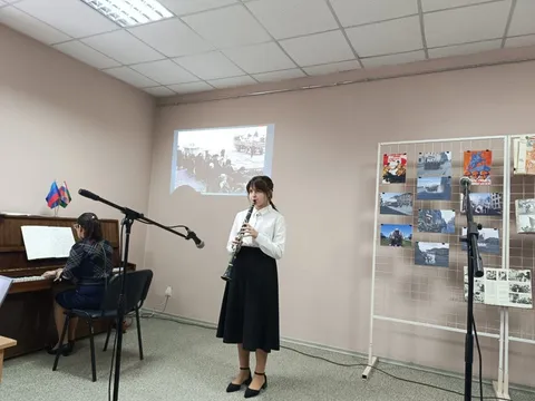 Девушка играет на кларнете под аккомпанемент пианино