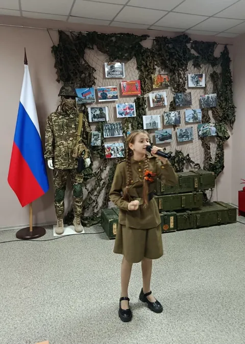 Солистка в гимнастёрке с георгиевской лентой