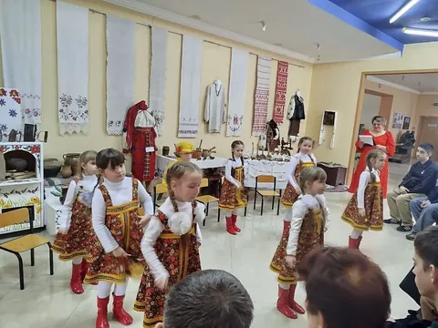 Дети в народных костюмах выступают перед зрителями