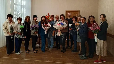 Педагоги с цветами после концерта