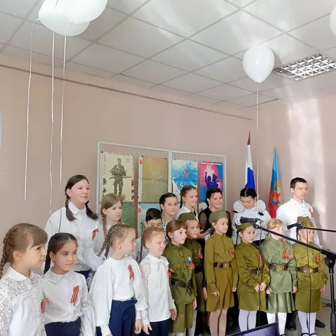 Хор и юные исполнители в гимнастёрках