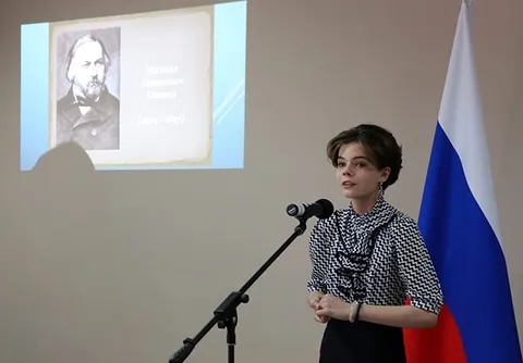 Чтение у экрана с портретом