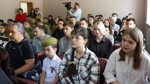 Зрители в зале музея: школьники, кадеты и взрослые