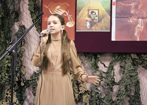 Юная солистка у микрофона