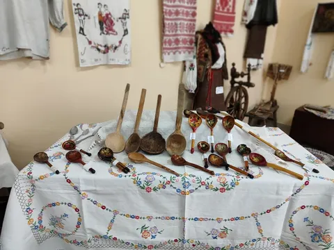 Деревянные расписные ложки на вышитой скатерти