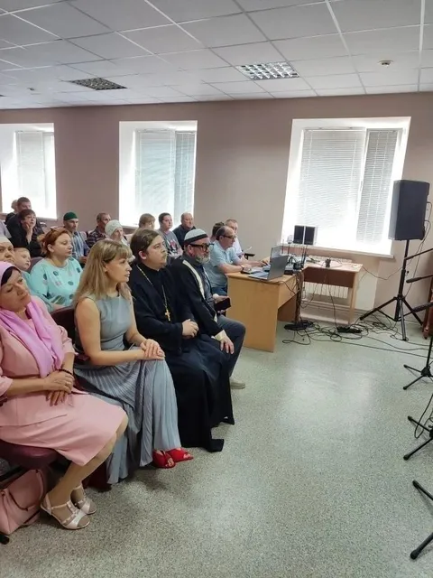 Зрители в зале музея