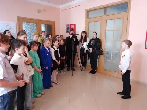 Гости открытия выставки в зале музея