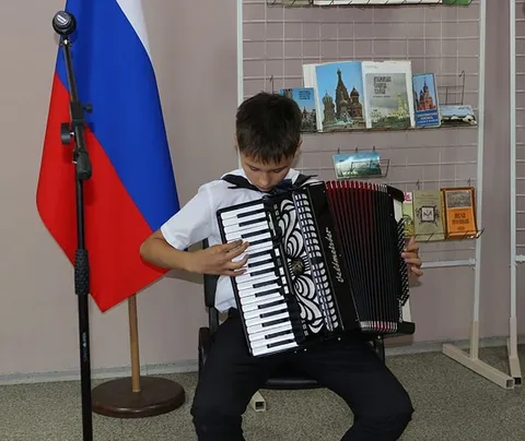 Юноша играет на аккордеоне