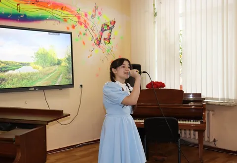 Солистка у микрофона