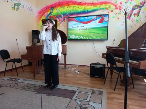 Солистка у микрофона