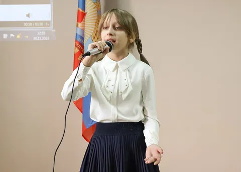 Юная солистка у микрофона